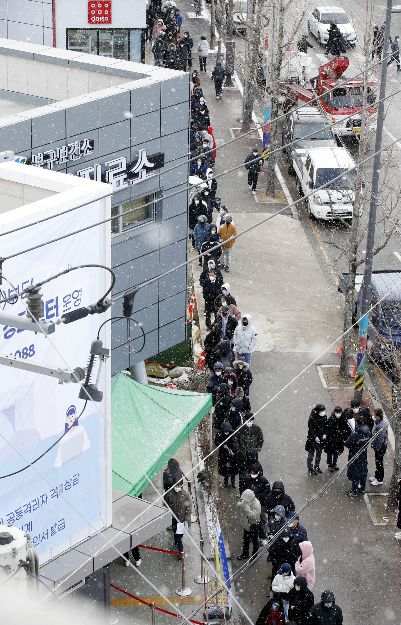 16일 오후 광주 북구 상시 선별진료소 앞에 PCR검사를 받으려는 검사자들이 대기하고 있다. [연합뉴스 제공]
