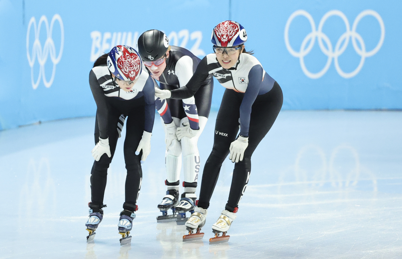 이유빈이 16일 중국 베이징 캐피털 실내 경기장에서 열린 2022 베이징 동계올림픽 쇼트트랙 여자 1500m 준결승에서 1위로 결승 진출을 확정 지은 후 김아랑(오른쪽)이 축하를 건네고 있다. 연합뉴스