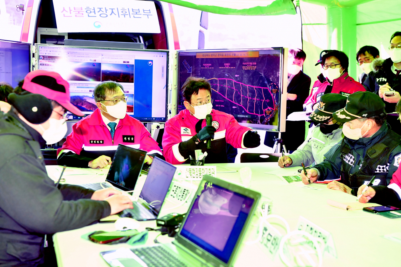 이철우 경북지사가 통합지휘본부에서 산불현장을 지휘하고 있다.[경북도 제공]