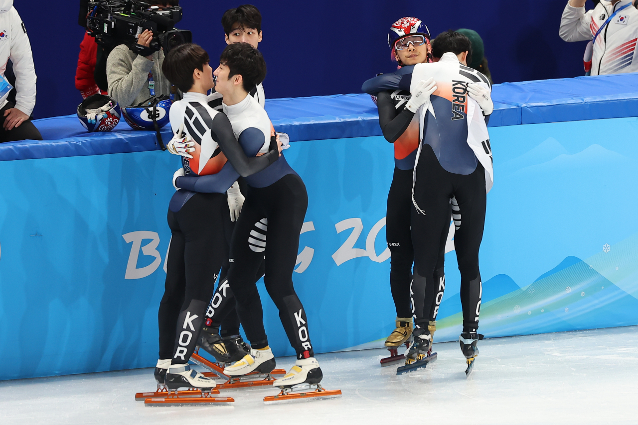 대한민국 남자 쇼트트랙 대표팀이 16일 중국 베이징 캐피털 실내 경기장에서 열린 2022 베이징 동계올림픽 쇼트트랙 남자 5000m 계주 결승에서 2위로 결승선을 통과하며 은메달을 확정한 뒤 기뻐하고 있다. [연합]