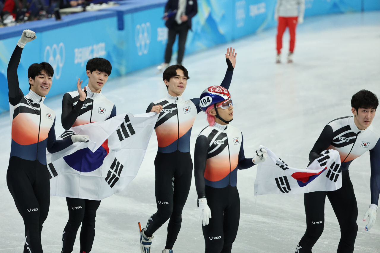 한국 남자 쇼트트랙 대표팀이 16일 5000m 계주 결승에서 은메달을 획득한 뒤 태극기를 들고서 기뻐하고 있다. [연합]