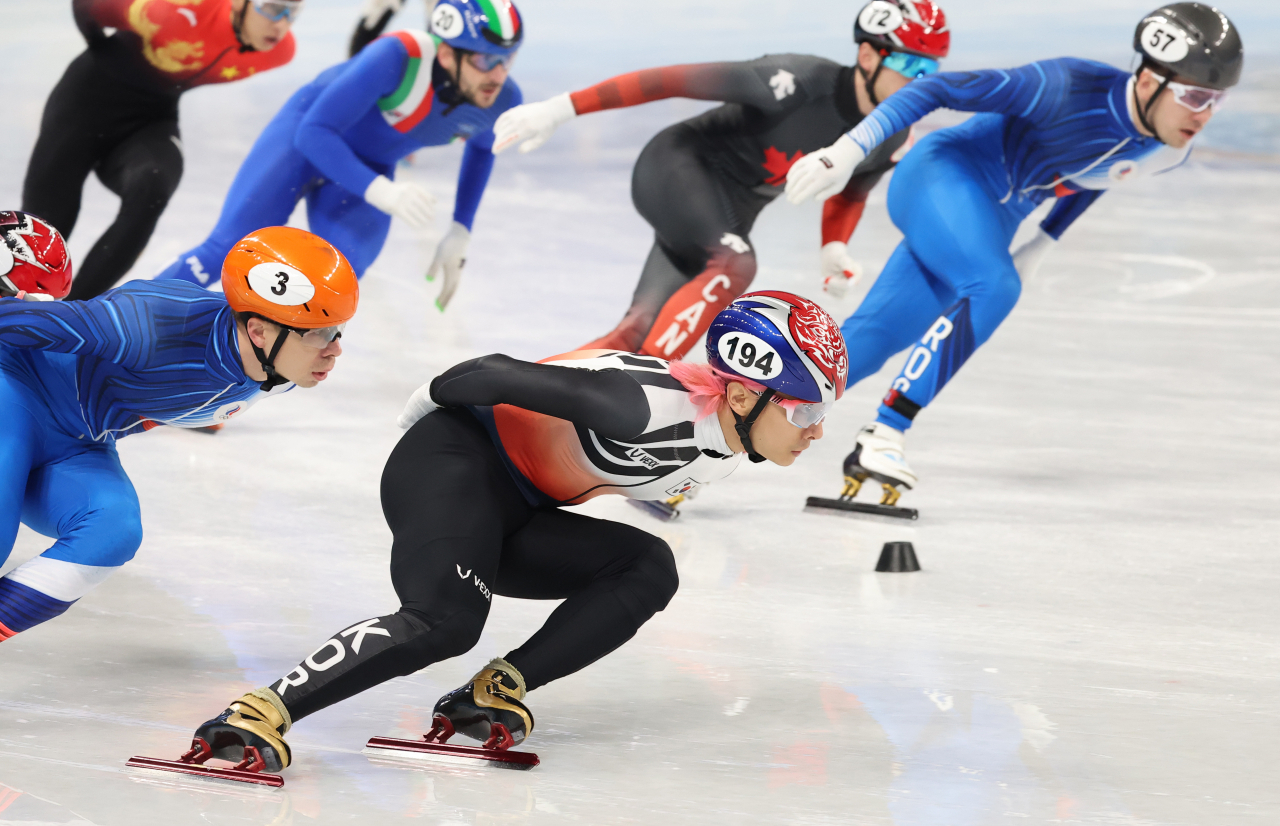 대한민국 남자 쇼트트랙 대표팀 곽윤기가 16일 중국 베이징 캐피털 실내 경기장에서 열린 2022 베이징 동계올림픽 쇼트트랙 남자 5000m 계주 결승 경기에서 질주하고 있다. [연합]