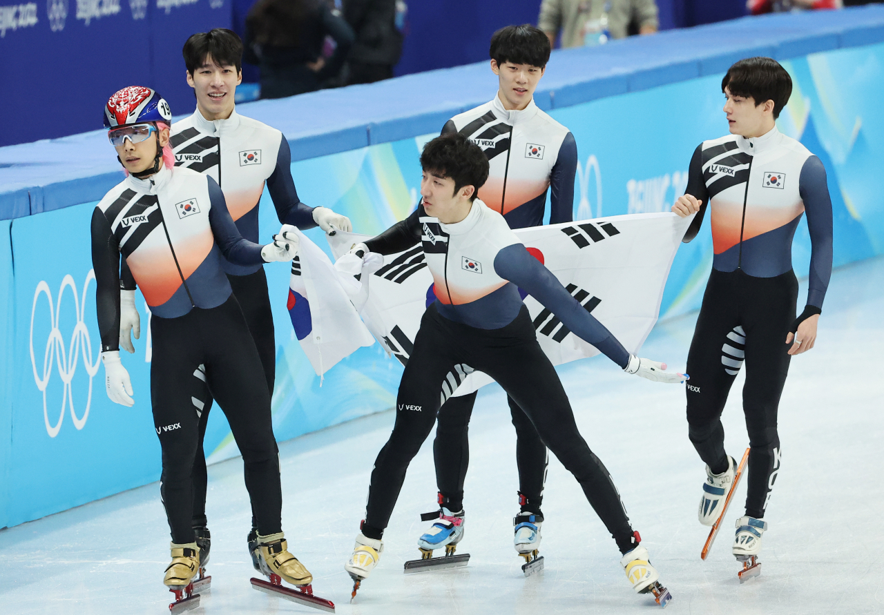 남자 쇼트트랙 대표팀 선수들이 16일 중국 베이징 캐피털 실내 경기장에서 열린 2022 베이징 동계올림픽 쇼트트랙 남자 5000m 계주 결승에서 은메달을 확정한 뒤 태극기를 들고 링크를 돌고 있다. [연합]