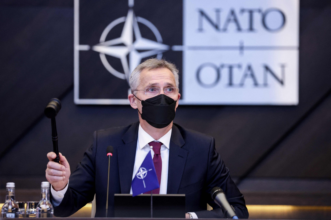옌스 스톨텐베르그 북대서양조약기구(NATO·나토) 사무총장이 16일(현지시간) 벨기에 브뤼셀에서 열린 나토 회원국 국방부 장관 회의 직후 진행된 기자회견에서 발언하고 있다. [AFP]