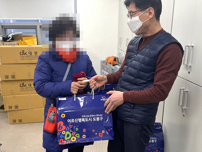 서울 도봉구가 연중 치매·요실금 등 노인성 질환으로 위생용품이 필요한 저소득층 어르신에게 기저귀용 속옷·기저귀·깔개매트 등을 지원한다고 17일 밝혔다. 사진은 도봉구 직원이 지역 어르신에게 위생용품을 전달하고 있는 모습. [도봉구 제공]