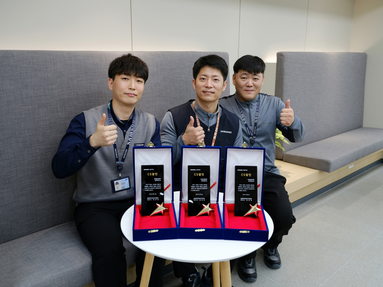 ‘2021년 CS 달인’에 선정된 김태종(왼쪽부터) 경기도 안산센터 휴대폰 엔지니어, 조영길 전남 목포센터 가전 엔지니어, 김성률 부산 사하센터 케어마스터. [삼성전자서비스 제공]