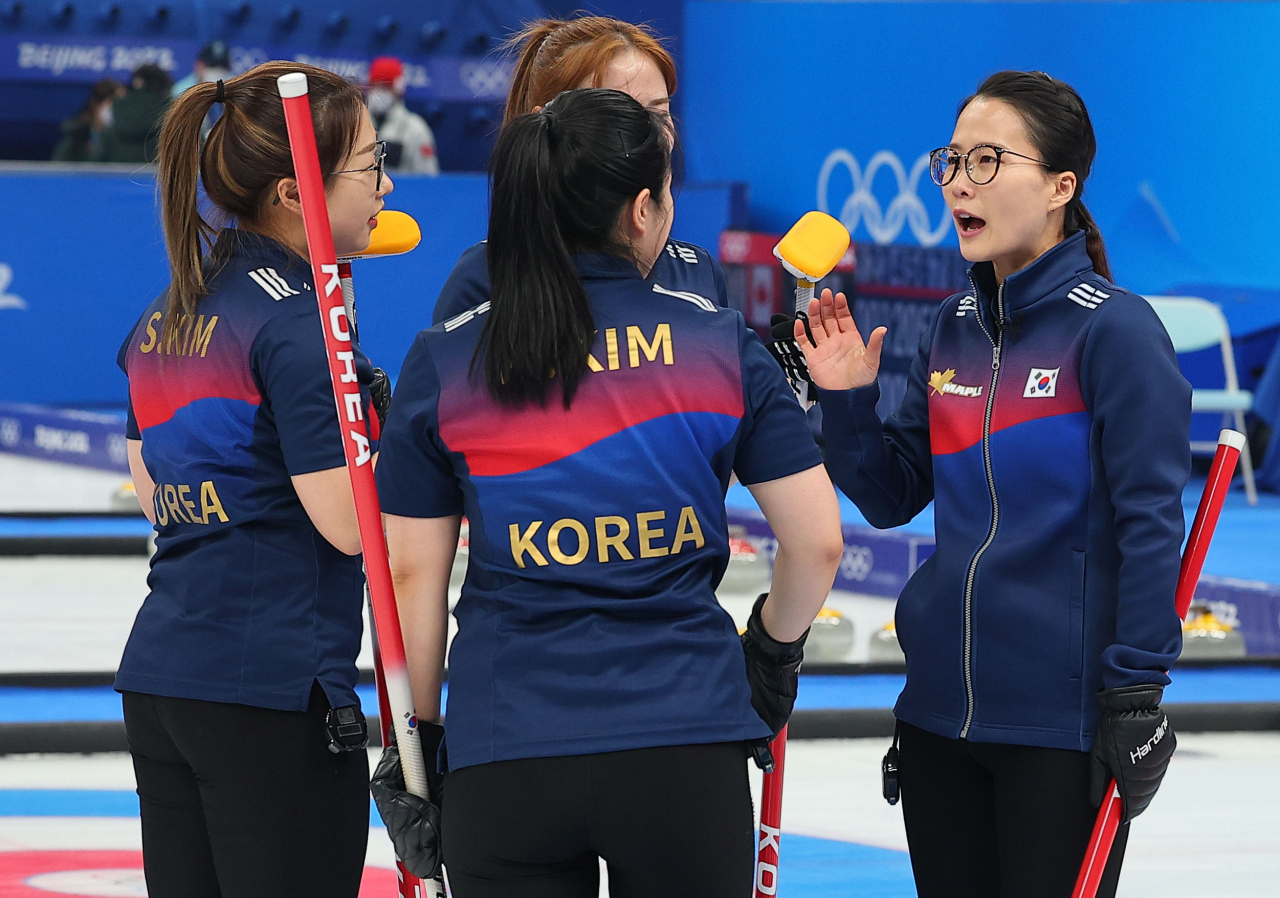 대한민국 여자 컬링 대표팀이 16일 중국 베이징 국립 아쿠아틱 센터에서 열린 2022 베이징 동계올림픽 여자 컬링 리그 한국과 덴마크의 경기에서 8-7로 역전승을 거둔 뒤 하이파이브를 하고 있다. [연합]