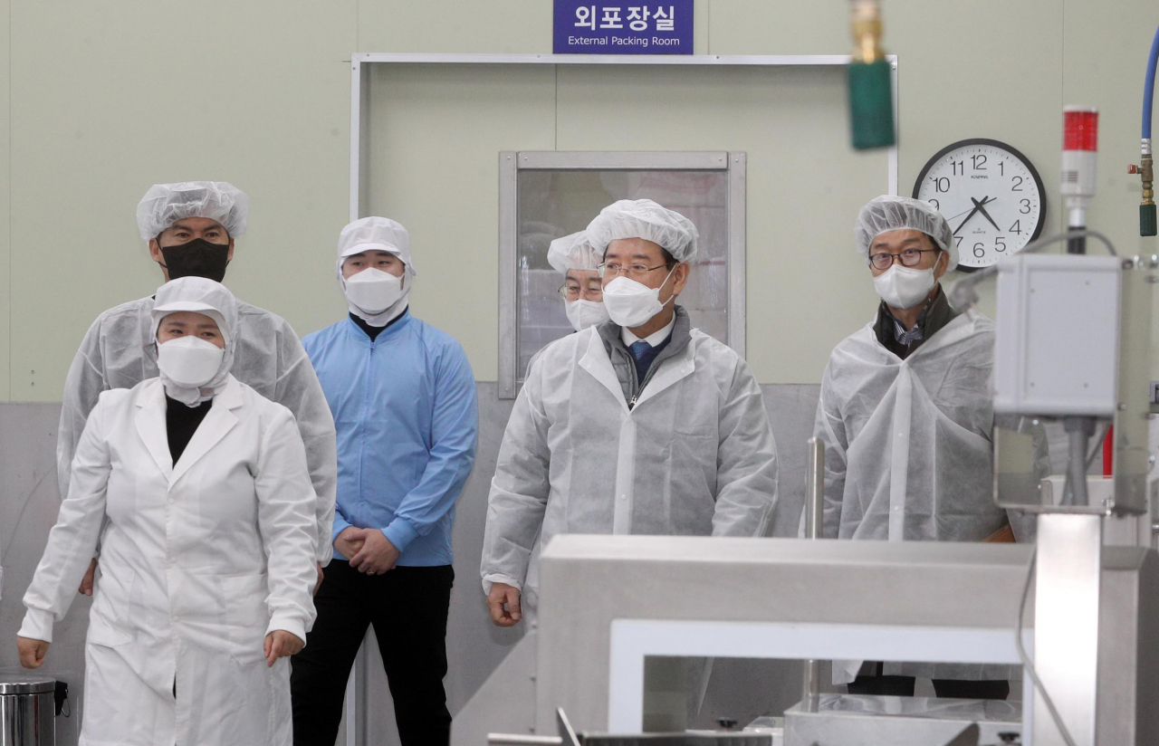 청년기업을 방문하고 있는 김영록지사