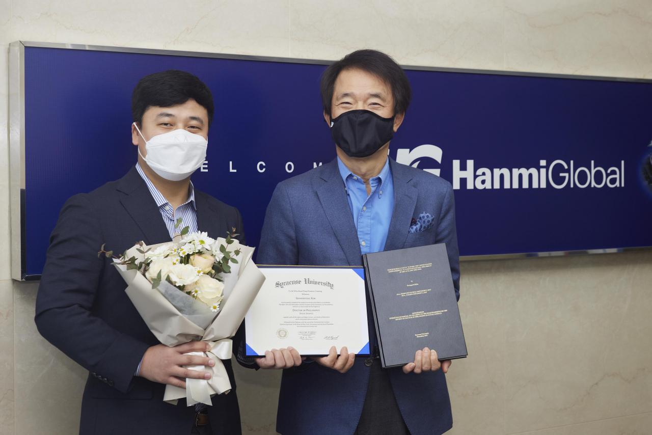 사회복지법인 행복한동행 이사장인 김종훈 한미글로벌 회장(오른쪽)이 17일 서울 강남구 한미글로벌 사옥을 찾은 김성렬 박사와 함께 기념촬영을 하고 있다. [한미글로벌 제공]