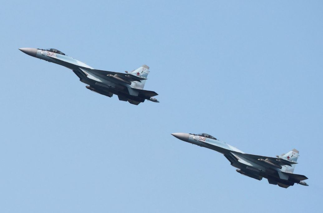 러시아의 수호이(Su-35) 전투기가 비행하는 모습이다. 미 국방부 관리는 이 전투기가 지난 11~12일 지중해 상공에서 미 해상 초계기의 비행 경로로 넘어와 3차례 근접 비행을 했다고 밝혔다고 월스트리트저널(WSJ)이 보도했다. 우크라이나 사태를 둘러싸고 미국과 러시아의 군사적 긴장이 최고조에 달한 시점에 일촉즉발의 상황이 전개된 것이다. [로이터]