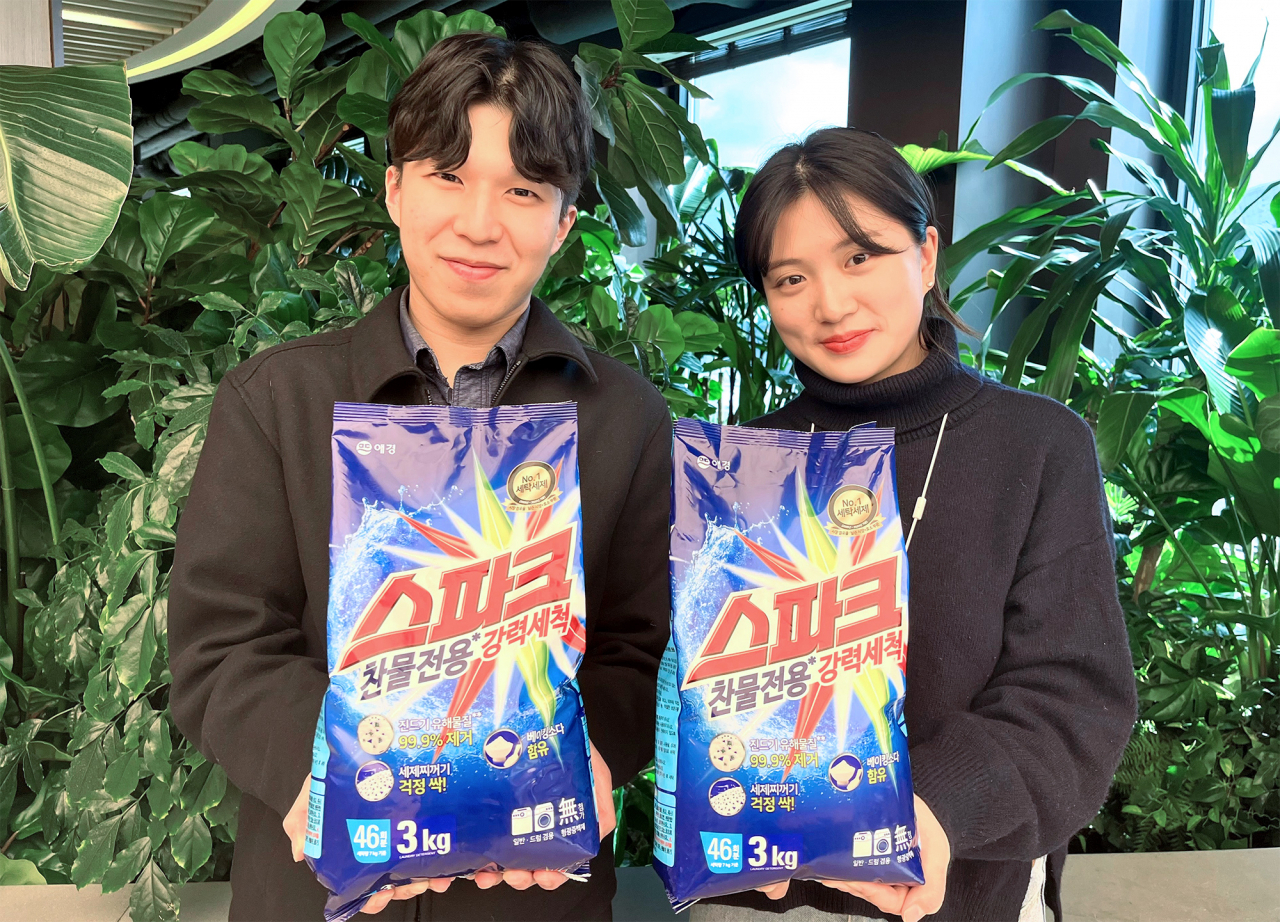 SK지오센트릭이 개발·생산한 단일재질 포장재가 적용된 애경산업 ‘스파크’ 제품 [SK지오센트릭 제공]