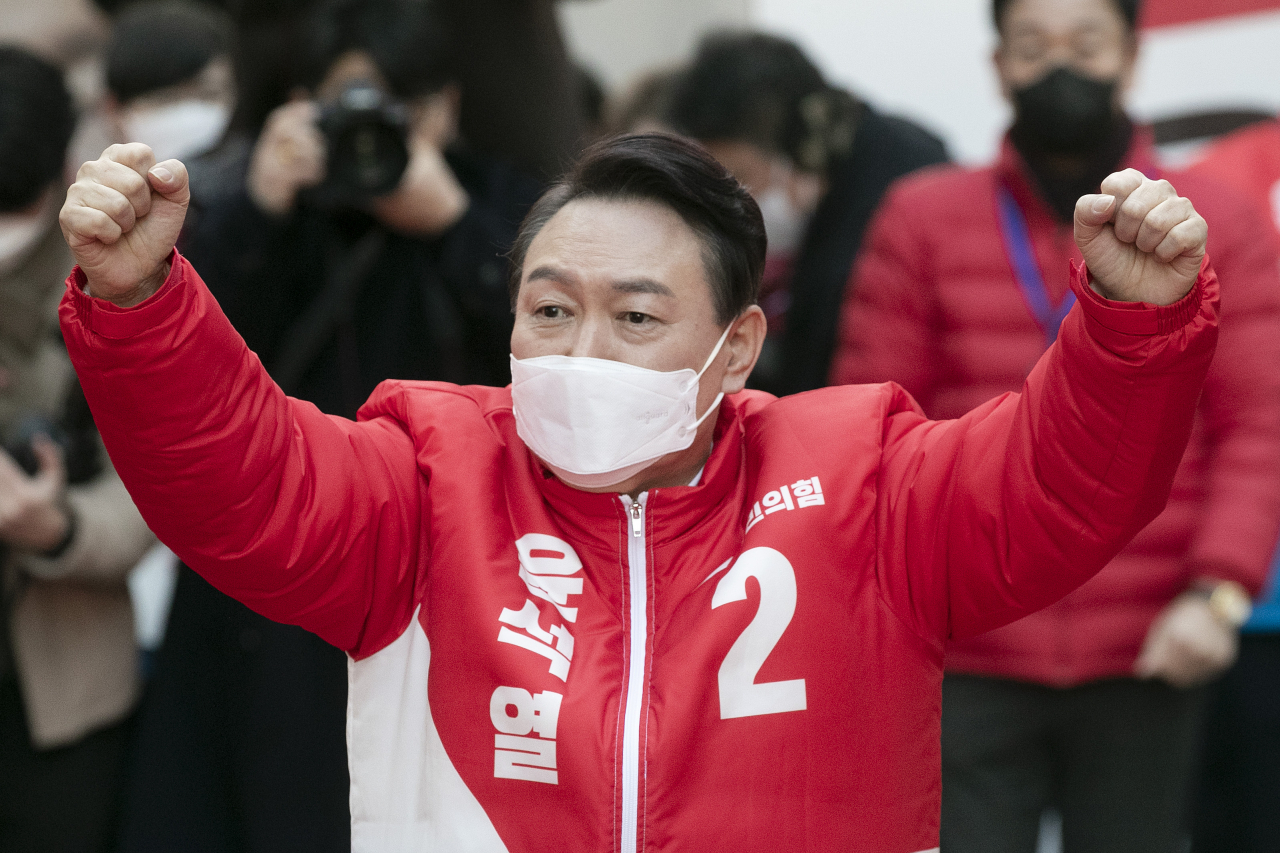 윤석열 국민의힘 대선 후보가 15일 오후 부산 서면 젊음의거리에서 열린 거점 유세에서 지지자들의 환호에 두 팔 들어 화답하고 있다. [연합]
