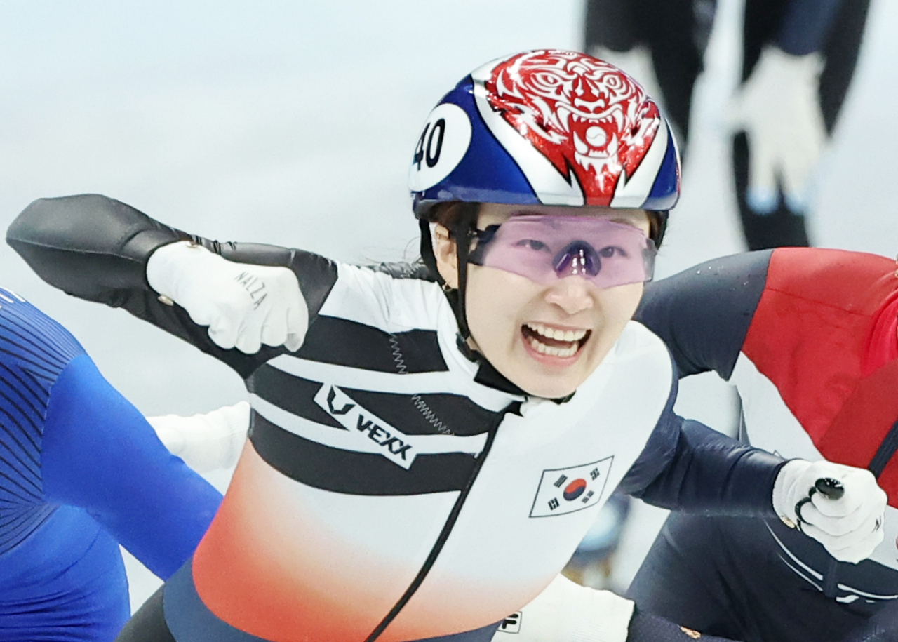 최민정이 16일 2022 베이징 동계올림픽 쇼트트랙 여자 1500m 결승에서 1위로 결승선을 통과하며 환호하고 있다. [연합]