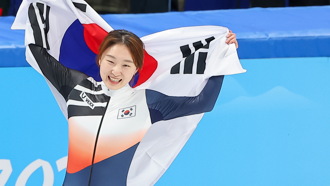 16일 중국 베이징 캐피털실내경기장에서 열린 ‘2022 베이징동계올림픽’ 쇼트트랙 여자 1500m 결승에서 금메달을 획득한 최민정이 태극기를 들고 환하고 웃고 있다. [연합]