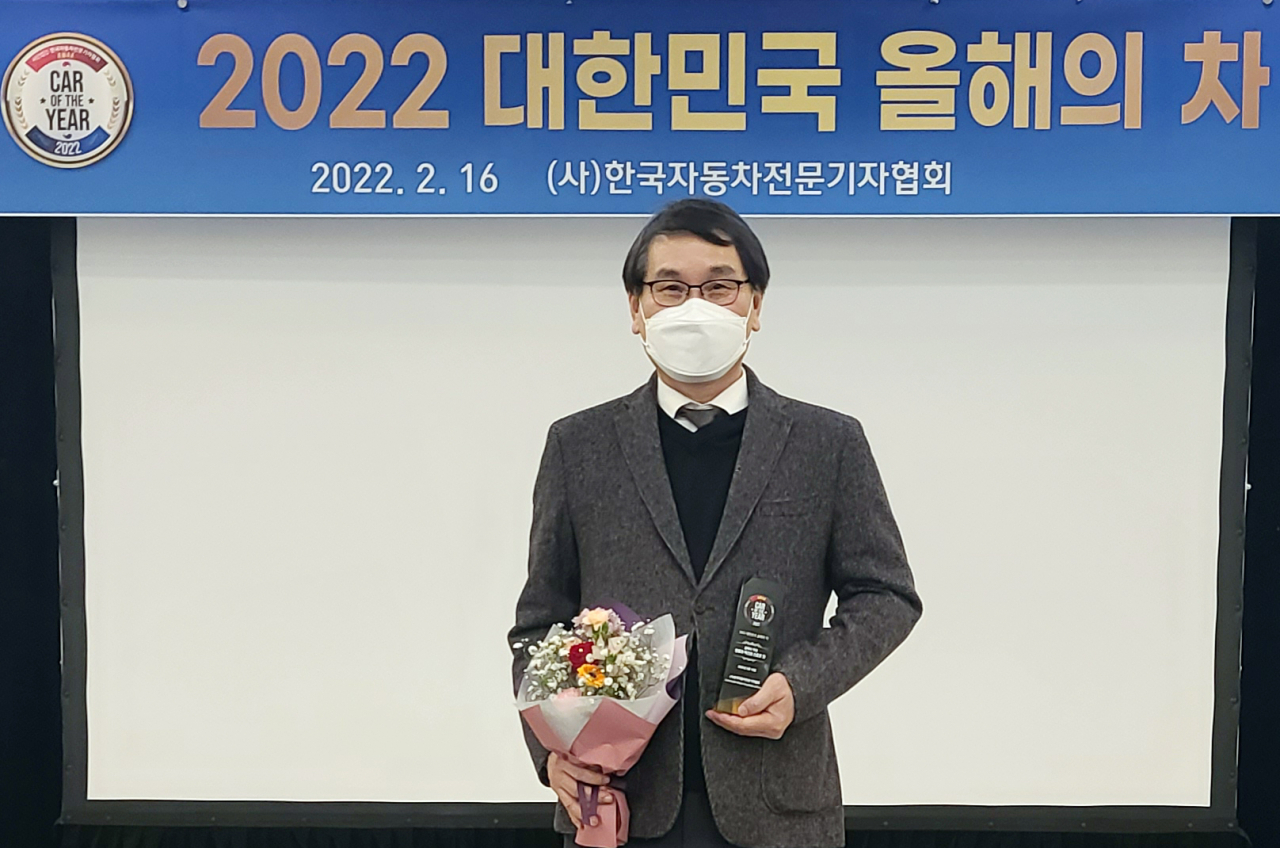 쌍용자동차는 한국자동차전문기자협회(AWAK)가 16일(수) 서울 스위스 그랜드 호텔에서 진행한 ‘2022 올해의 차(Car of The Year 2022)’ 시상식에서 ‘더 뉴 렉스턴 스포츠&칸’이 올해의 픽업에 선정되어 수상의 영예를 안았다. 사진은 이광섭 쌍용자동차 국내영업본부장(전무)이 ‘2022 올해의 픽업’을 수상하고 기념촬영을 하고 있다. [쌍용차 제공]