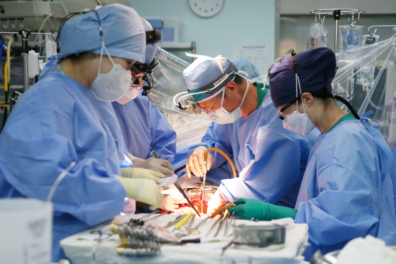 서울아산병원 장기이식센터 폐이식팀 김동관 교수(흉부외과 · 오른쪽 두 번째)가 1월 13일(목) 서울아산병원 동관 3층 수술실에서 폐동맥 고혈압을 동반한 간질성 폐질환 환자에게 200번째 폐이식 수술을 시행하고 있는 모습.