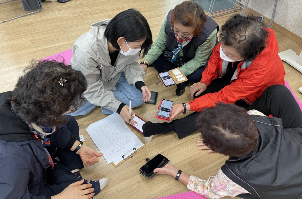 부산 사하구 사하사랑채노인복지관에서 어르신들에게 스마트기기를 이용한 건강관리 교육을 진행하고 있다.