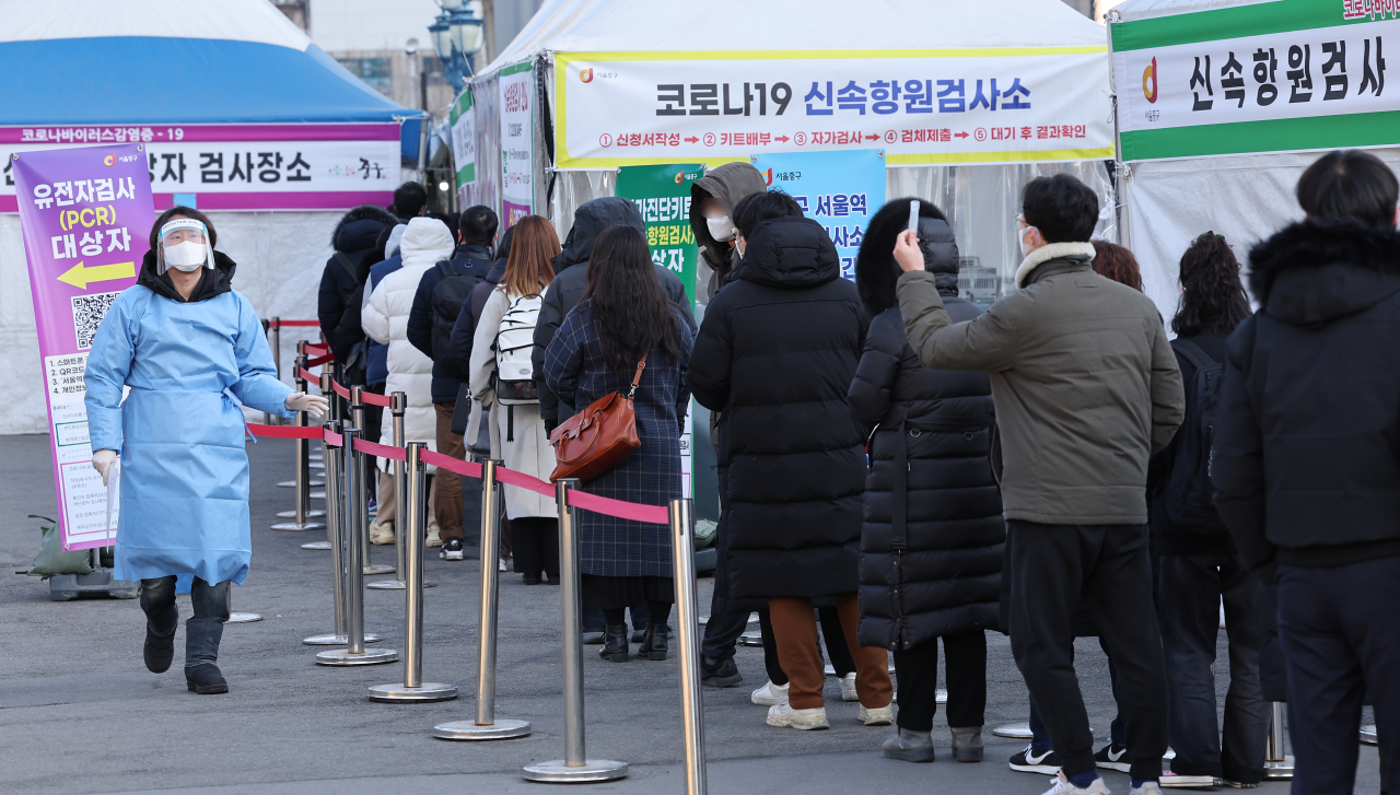 코로나19 전날 신규 확진자 수가 9만3135명을 기록하고 위중증 환자도 389명으로 급증한 17일 오전 서울 중구 서울역 임시 선별검사소에서 시민들이 길게 줄지어 검사를 기다리고 있다. [연합]