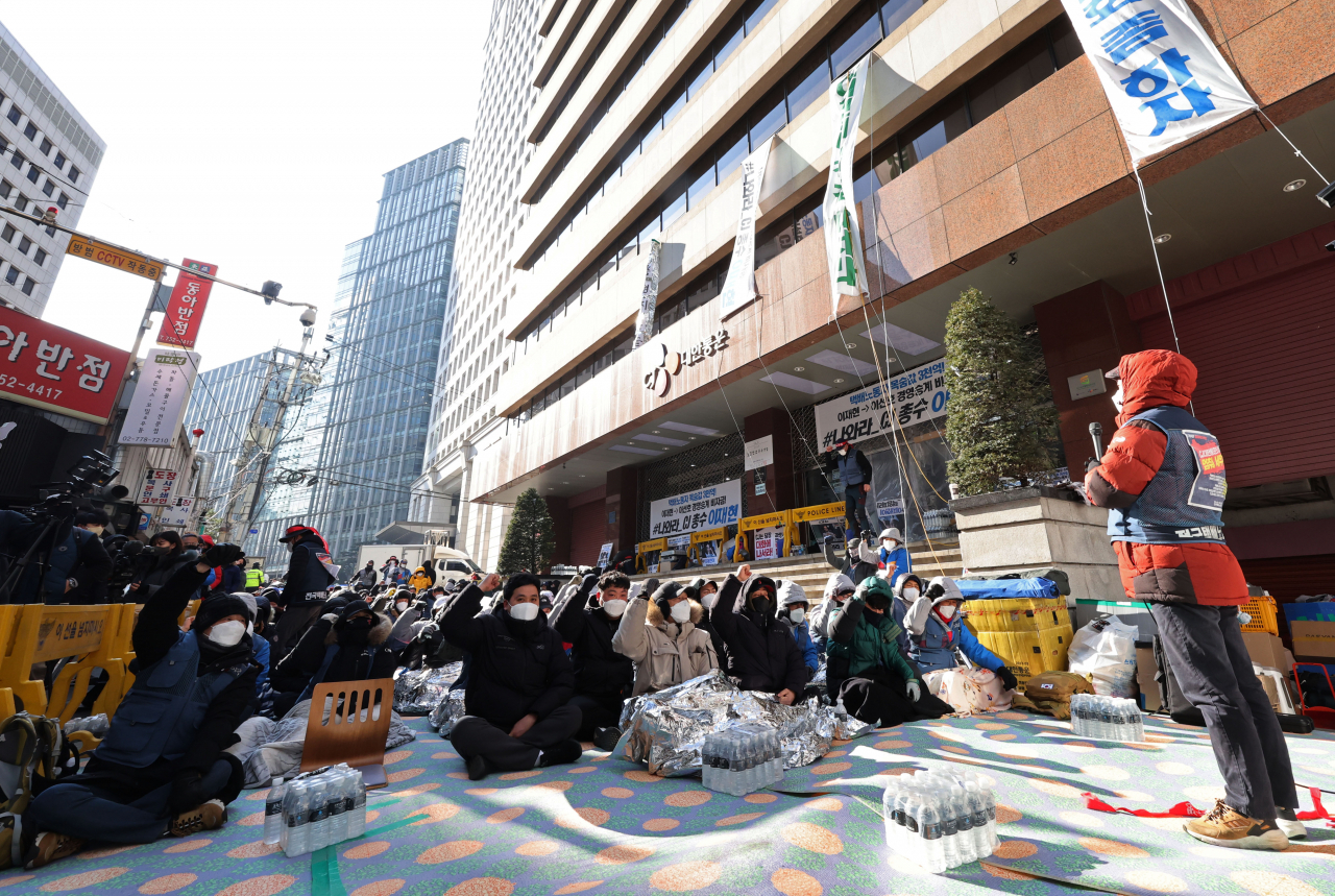 지난 16일 오전 서울 중구 CJ대한통운 본사 앞에서 전국택배노동조합(택배노조) CJ대한통운본부의 점거 농성 시위가 이어지고 있다. [연합]