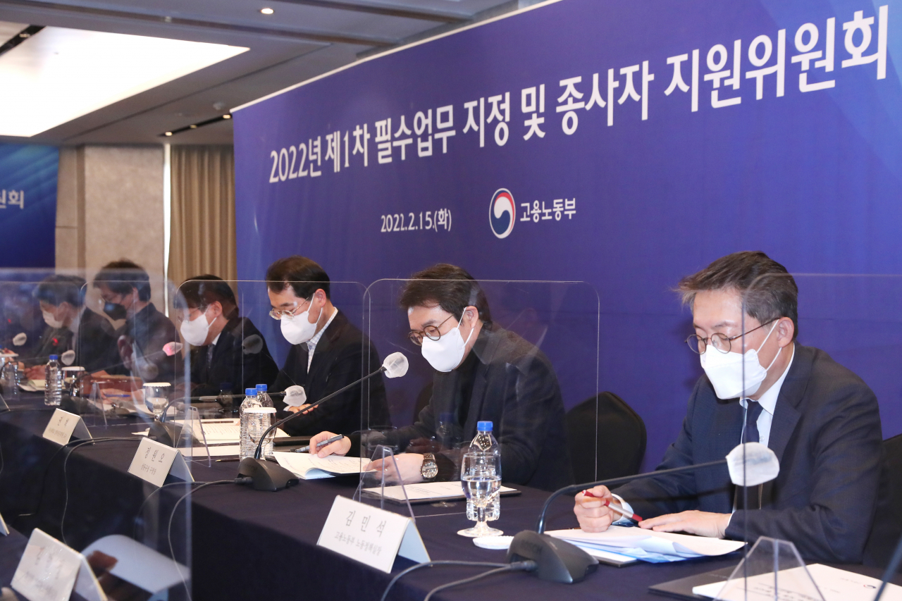 정원오 성동구청장이 필수업무종사자 지정 및 종사자 지원위원회에 참석해 필수노동자에게 자가검사키트를 무료로 제공하고 이들을 PCR 검사의 우선 대상으로 포함해 달라고 건의 하고 있다. [성동구]