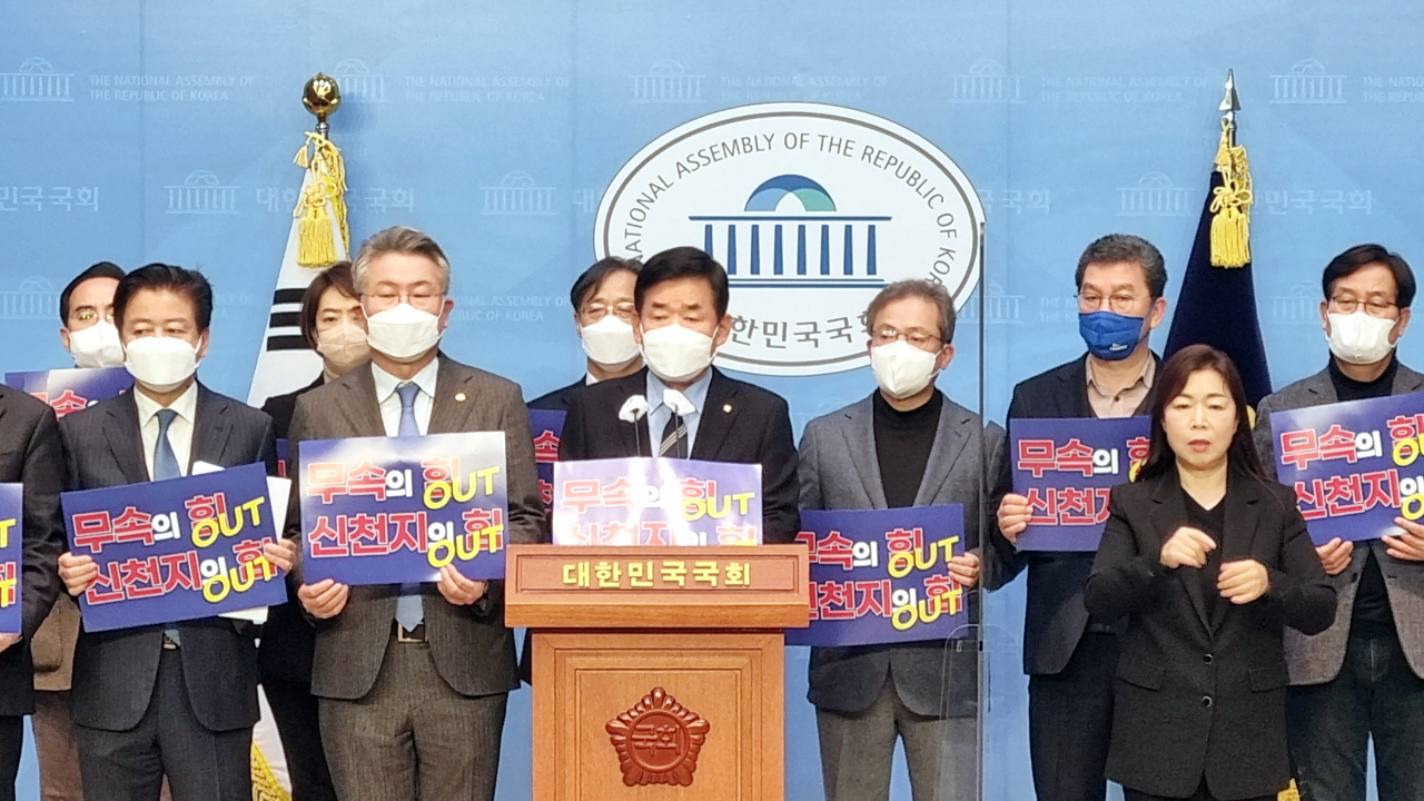 김진표(중앙) 더불어민주당 국회의원 등 민주당 소속 의원들은 17일 오전 국회 소통관에서 기자회견을 열고 윤석열 국민의힘 대선 후보의 ‘신천지 유착’ 의혹에 대해 해명을 촉구하는 기자회견을 하고 있다. [더불어민주당]