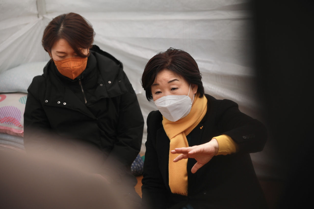 정의당 심상정 대선 후보가 지난 16일 오후 전남 여수시 여수NCC 3공장 정문 앞 여수 폭발사고 대책위를 방문해 관계자들과 이야기를 나누고 있다. [연합]
