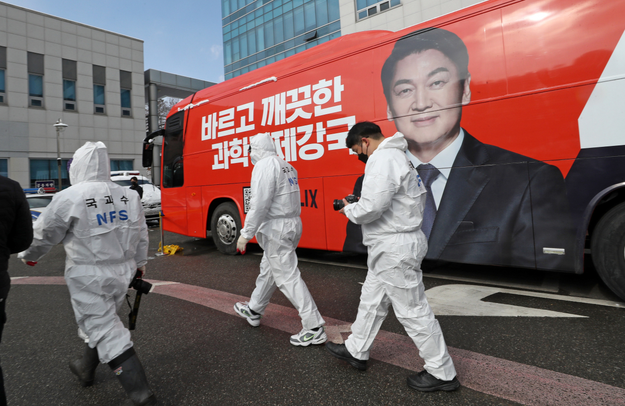 지난 16일 오전 충남 천안시 동남구 청당동 천안동남경찰서에서 경찰과 국립과학수사연구원 등이 안철수 국민의당 대선후보 유세용 버스를 합동 감식하고 있다. 지난 15일 오후 천안 시내 도로에 주차된 이 버스에서 일산화탄소 중독으로 추정되는 사고가 발생해 버스 운전기사와 선거운동원 2명이 숨지는 사고가 발생했다. [연합]
