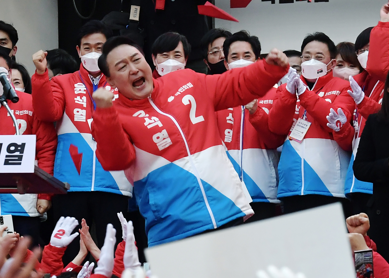 윤석열 국민의힘 대선후보가 15일 오후 부산 서면 젊음의거리에서 열린 거점 유세에서 지지자들의 환호에 어퍼컷 세리머니로 답하고 있다. [연합]