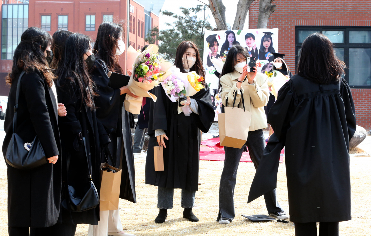 이달 16일 오전 충북 청주시 충북대 교정에서 졸업생들이 학위수여식이 끝나고 기념촬영을 하고 있다. [연합]