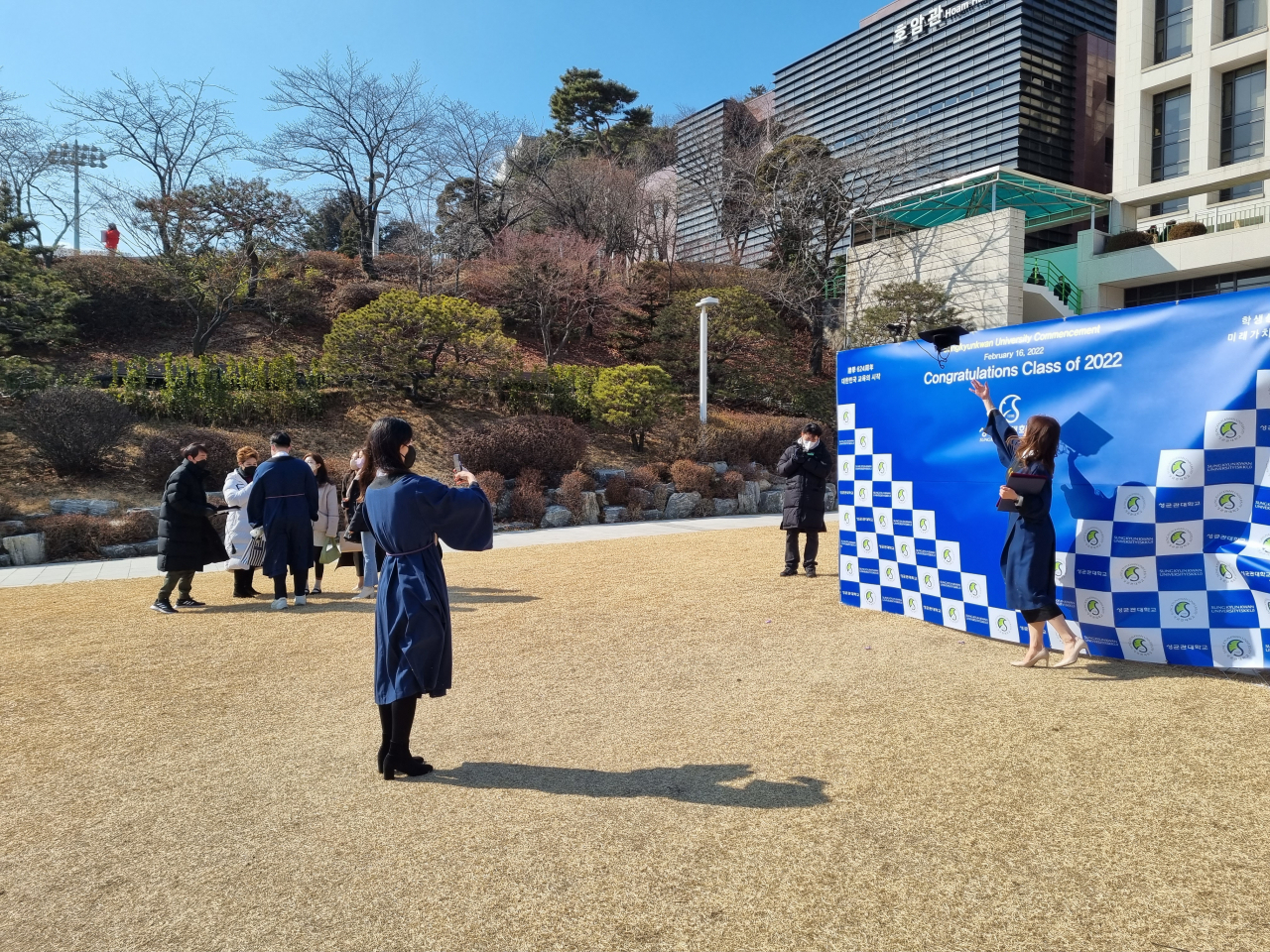 이달 16일 서울 종로구 성균관대에서 2021학년도 전기 학위수여식이 열렸다. 같은 날 교정에서 졸업생들이 학교 측이 준비해 둔 포토존 앞에서 기념촬영을 찍고 있다. 김영철 기자