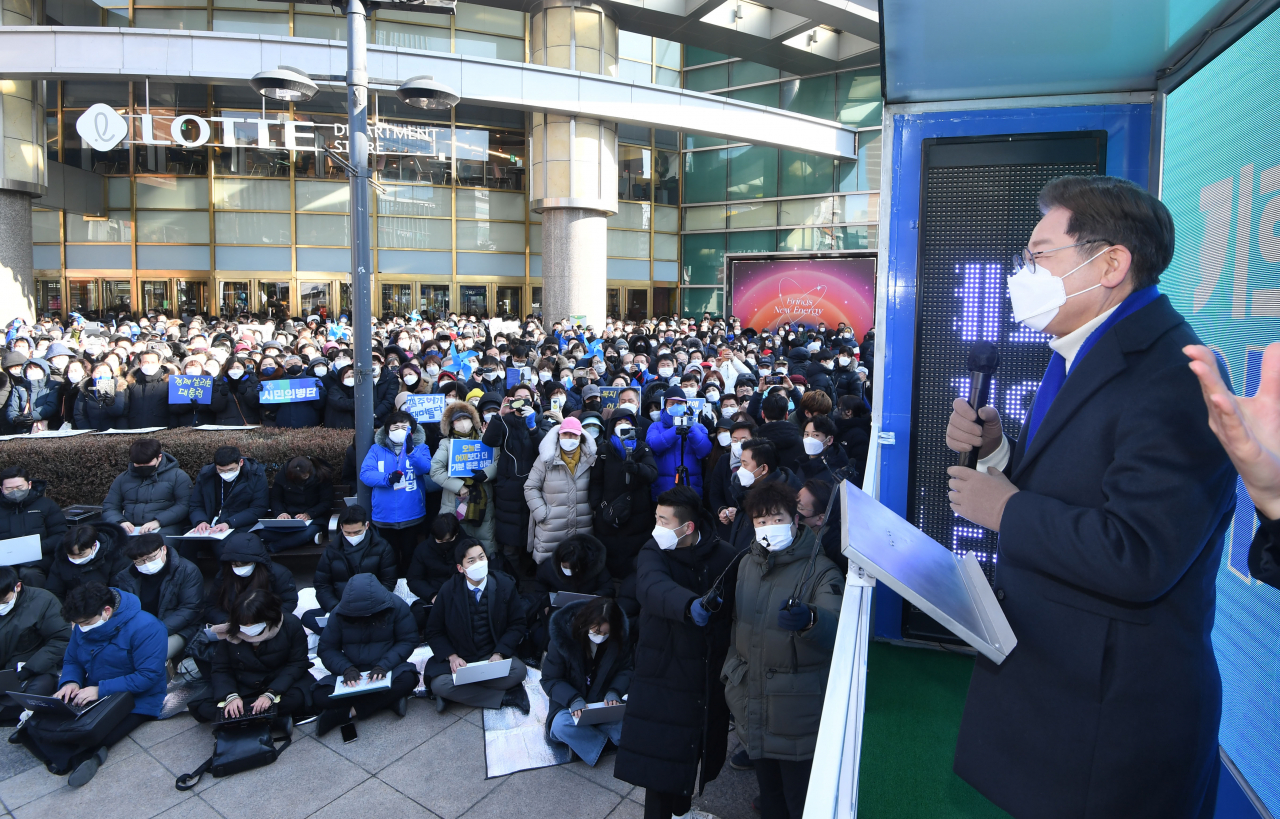이재명 더불어민주당 대선후보가 17일 오전 서울 노원구 상계동 롯데백화점 노원점 앞에서 유세를 펼치고 있다. [연합]