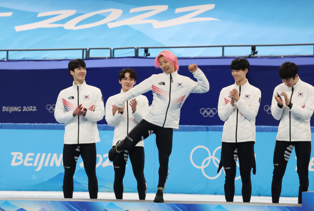 16일 중국 베이징 캐피털 실내 경기장에서 열린 2022 베이징 동계올림픽 쇼트트랙 남자 5000m 계주 결승에서 은메달을 획득한 대한민국 남자 쇼트트랙 대표팀의 곽윤기가 시상대에 오르며 방탄소년단(BTS)의 '다이너마이트' 춤으로 세리머니를 하고 있다. [연합]