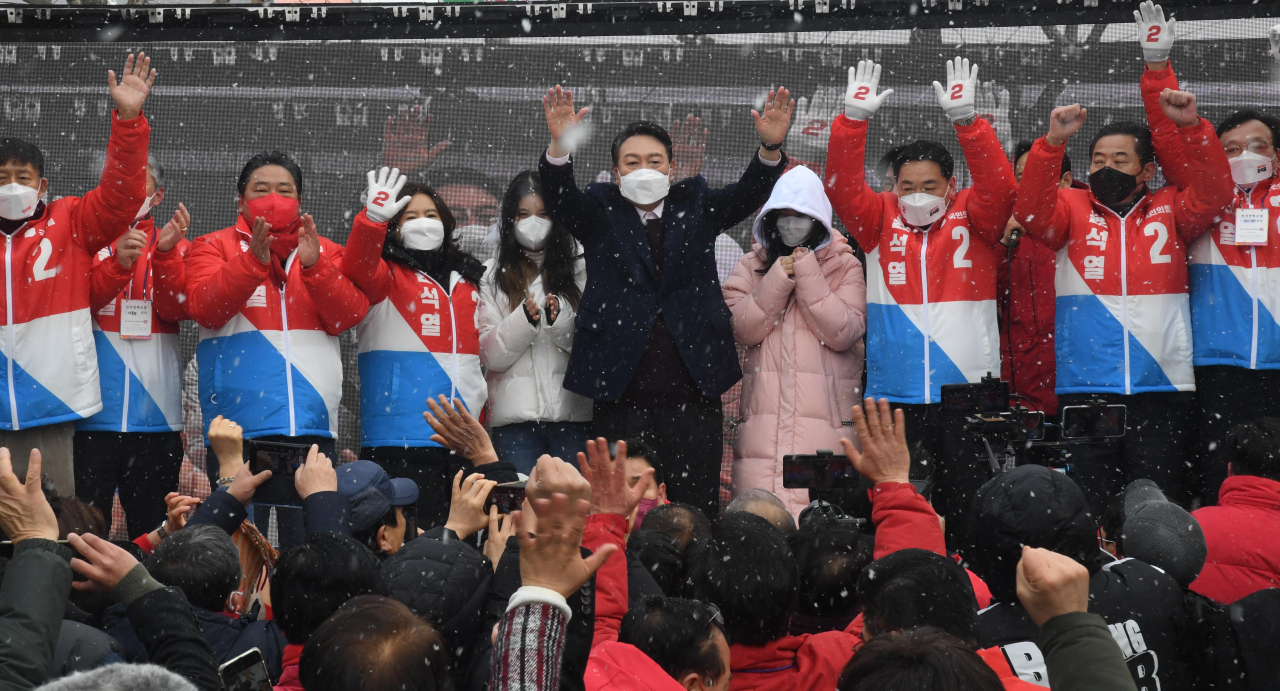 윤석열 국민의힘 대선 후보가 16일 오전 광주 광산구 송정매일시장에서 열린 거점유세에서 지지자들에게 인사하고 있다. [연합]