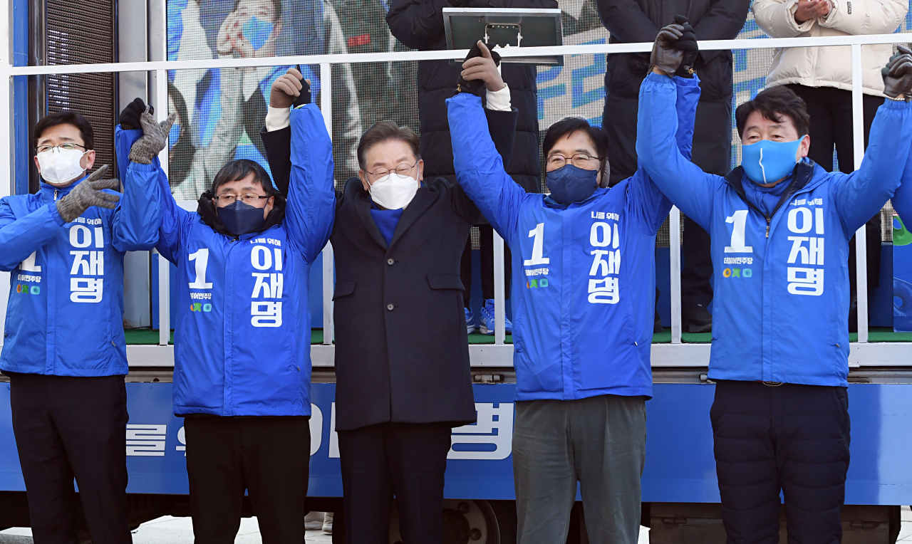 이재명 더불어민주당 대선 후보가 17일 오전 서울 노원구 상계동 롯데백화점 노원점 앞에서 열린 유세에서 참석자들과 손을 맞잡아 들어 올리고 있다. [연합]