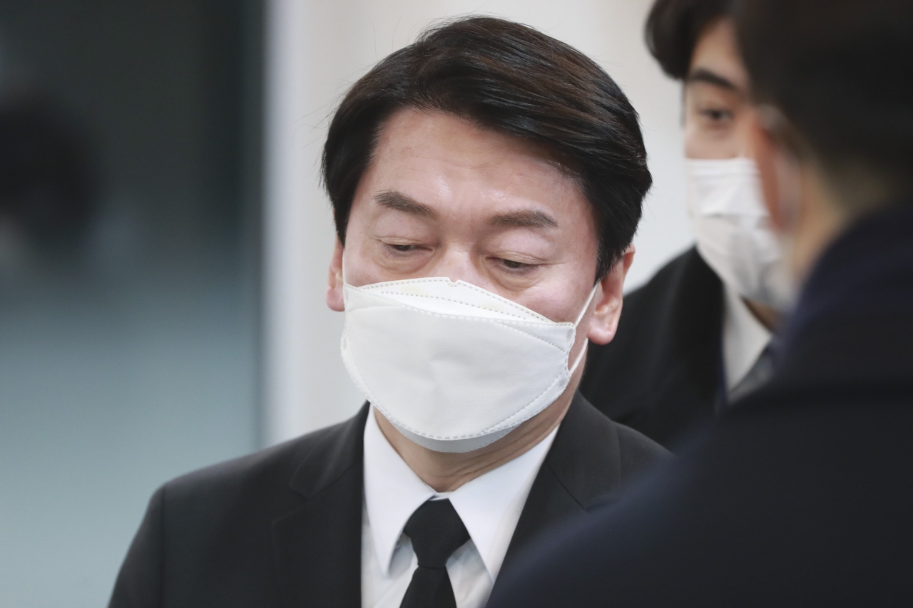 안철수 국민의당 대선후보가 지난 16일 저녁 천안 동남구 단국대병원 장례식장에 마련된 손평오 논산·계룡·금산 지역선대위원장의 빈소를 나서고 있다. [연합]