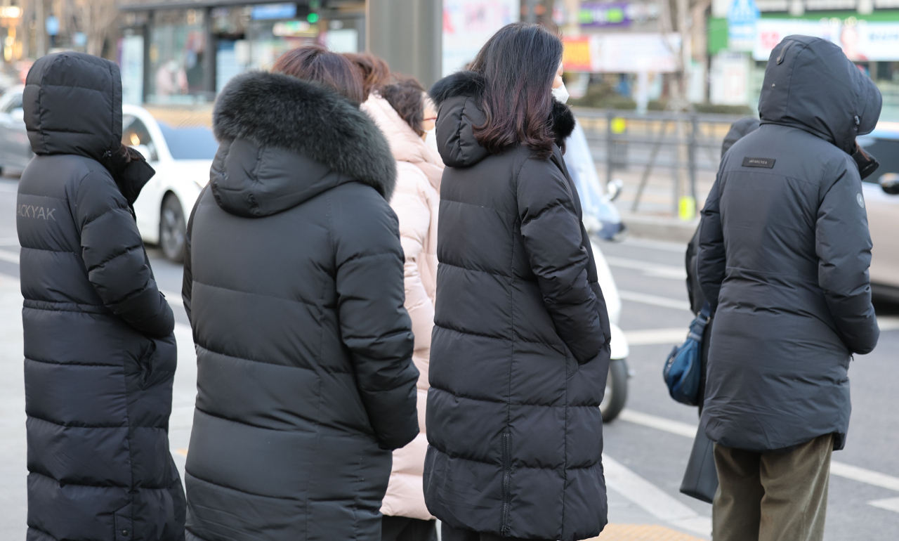 서울 아침 기온이 영하 10도 아래로 떨어지며 강추위가 이어진 17일 오전 서울 종로구 광화문광장에서 시민들이 두꺼운 옷차림을 한 채 보행 신호를 기다리고 있다. [연합]
