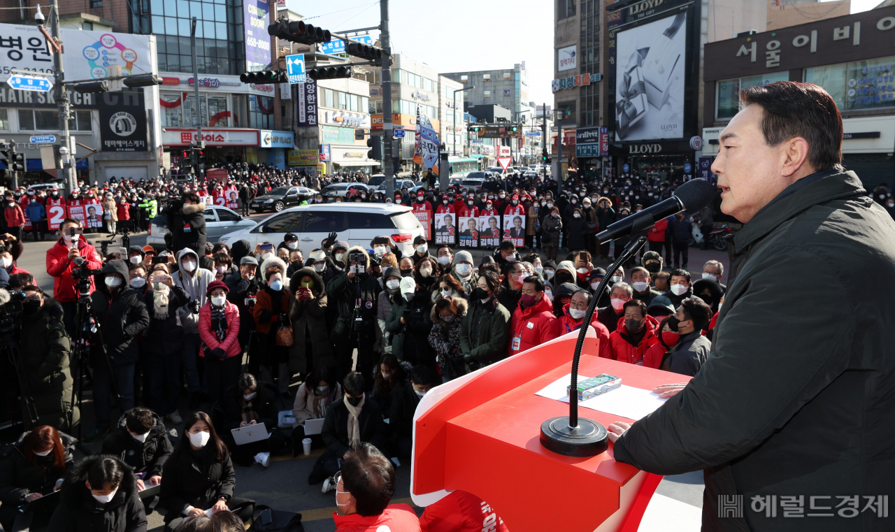 윤석열 국민의힘 대선 후보가 17일 경기 안성시 중앙시장 앞 서인사거리에서 열린 '윤석열이 대한민국에 안성맞춤!' 안성 거점유세에서 유권자들을 향해 지지를 호소하고 있다.[사진=국회사진기자단]