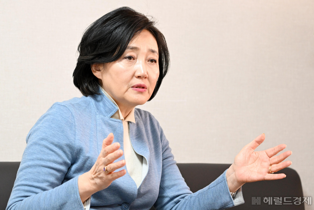 16일 오후 서울 영등포구 더불어민주당 중앙당사에서 더불어민주당 선대위 디지털혁신대전환위원회 박영선 위원장이 본지와 인터뷰를 하고 있다. 이상섭 기자