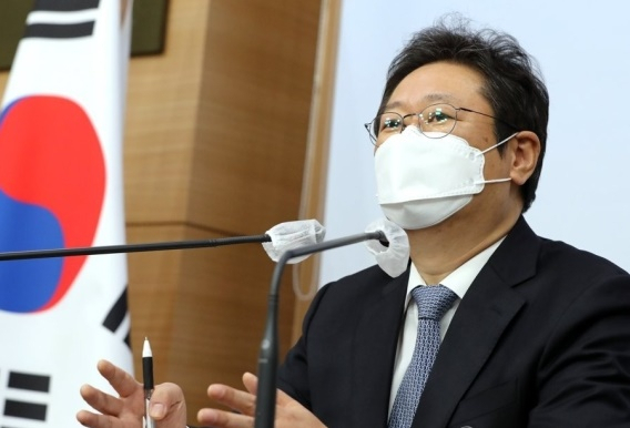 황희 문체부 장관은 문화예술계 블랙리스트 재발 방지를 위해 제도 정착과 확산을 위해 최선을 다할 것을 약속했다. 연합뉴스