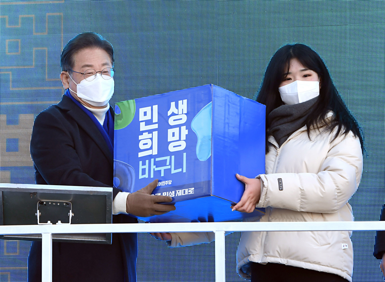 이재명 더불어민주당 대선 후보가 17일 오전 서울 노원구 상계동 롯데백화점 노원점 앞에서 열린 유세에서 민생 희망 바구니를 전달받고 있다. [연합]