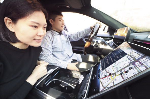 KT가 주행 중에도 차량 내에서 이용할 수 있는 AI 음성인식 서비스를 출시했다. 사진은 KT 모델들이 메르세데스-벤츠 S-Class 차량에서 AI 음성인식 서비스를 사용하는 모습. [KT 제공]
