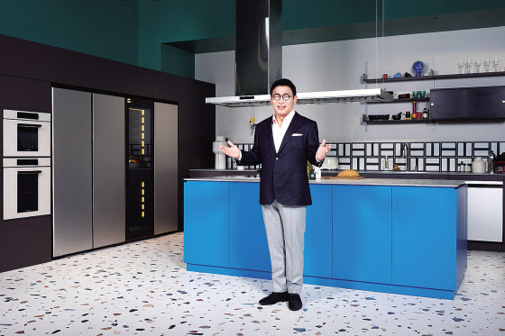 이재승 삼성전자 생활가전사업부장 사장이 서울 논현동에 위치한 삼성 디지털프라자 강남본점에서 2022년형 비스포크 홈 신제품을 소개하고 있는 모습. [삼성전자 제공]