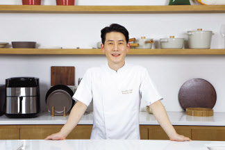 농심이 오는 4월 잠실 롯데월드몰에 비건 레스토랑 ‘포리스트 키친(Forest Kitchen)’을 오픈하고 총괄 셰프로 김태형씨를 선임했다. [농심 제공]