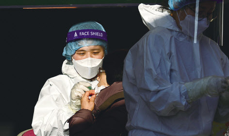17일 0시 기준 코로나19 신규 확진자 수 9만3135명으로 이틀째 9만명대를 나타내고 있는 가운데 위중증 환자도 389명으로 전날보다 76명 급증했다. 이날 오전 서울 중구 서울역 임시 선별검사소에서 시민들이 신속항원검사를 받고 있다. 박해묵 기자