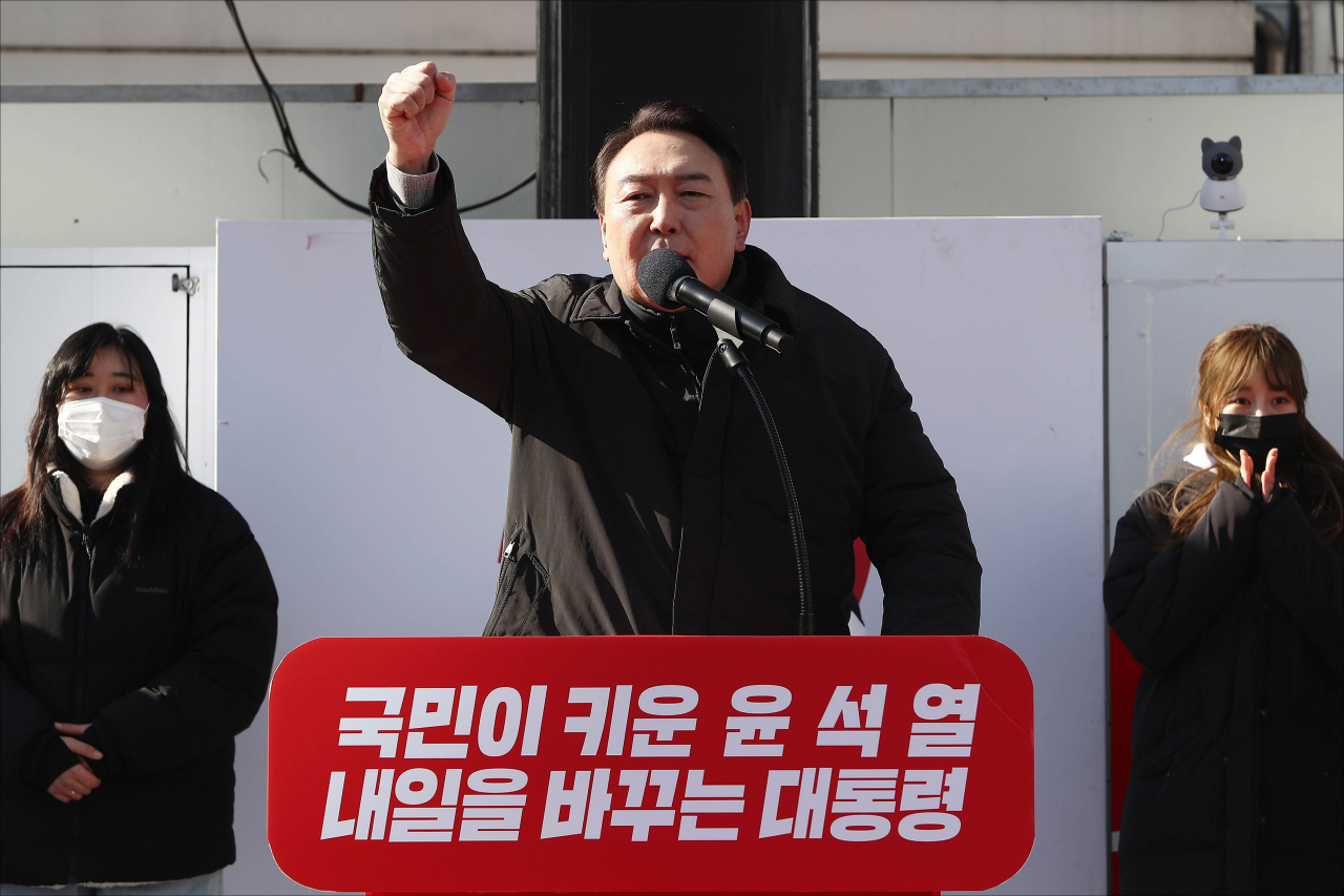 국민의힘 윤석열 대선 후보가 17일 오전 경기 안성시 중앙시장 앞 서인사거리에서 열린 유세에서 연설하고 있다. [연합]