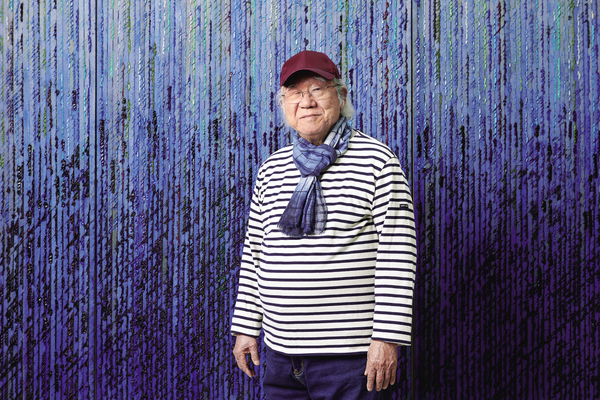 하종현 화백은 ‘단색화의 선구자’이자, 추상미술의 대가로 불린다. 전형적이지도, 정형화되지도 않은 ‘아방가르드’의 상징이기에 그의 작품 세계는 유일무이하다. 아흔을 앞두고도 여전히 새로움을 탐구한다.