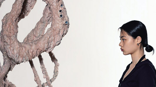 박서보, 묘법 No. 231~85, 면에 유채, 연필, 74&times;149.5cm, 1985(위쪽). 3년 만에 열리는 제59회 베네치아 비엔날레 본전시에 한국 작가 정금형, 이미래(사진)이 초대돼 K-아트를 알린다. [아트선재센터 제공]