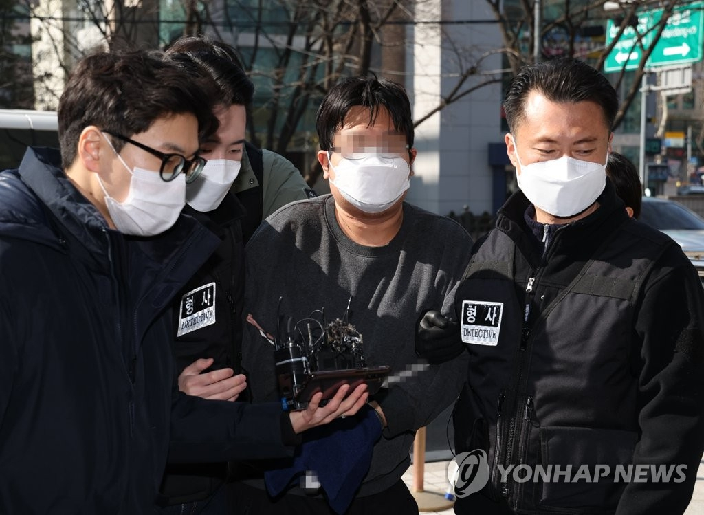부모와 형을 살해한 뒤 스스로 신고한 30대 김모씨가 지난 12일 오후 서울 양천구 서울남부지법에서 열린 영장실질심사에 출석하기 위해 법정으로 향하고 있다. [연합]