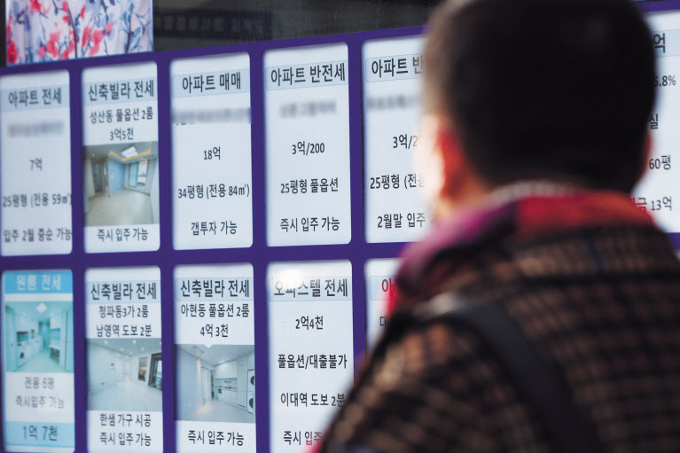 지난해 세수 풍년에도 불구하고 재정적자는 지속화되는 경향을 보이고 있어 우리 경제의 불안요인으로 작용하고 있다. 특히 올해는 부동산세 격변기로, 세수 예측이 더 힘들어지고 있다는 분석도 나온다. 서울 시내의 한 부동산 중개업소 모습. [연합]