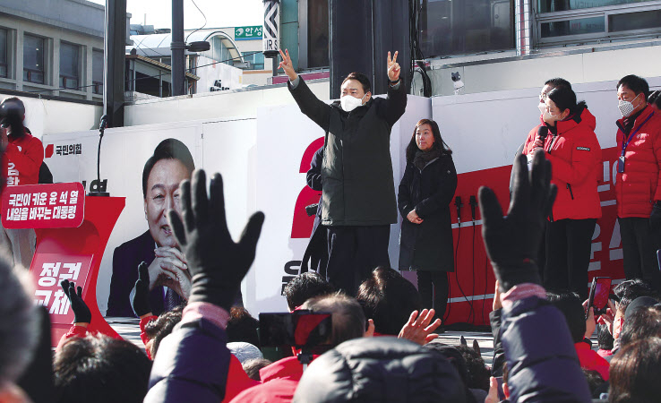 윤석열 국민의힘 대선후보가 17일 경기 안성시 중앙시장 앞 서인사거리에서 열린 ‘윤석열이 대한민국에 안성맞춤!’ 안성 거점 유세에서 유권자들을 향해 지지를 호소하고 있다. [국회사진기자단]